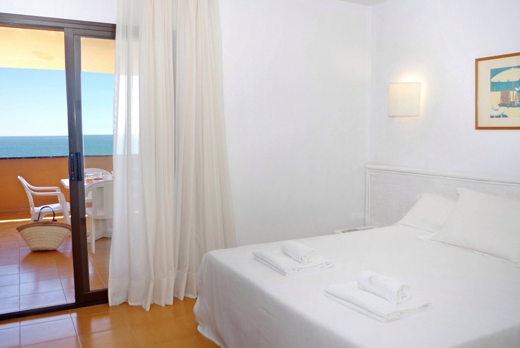 2 BEDROOMS