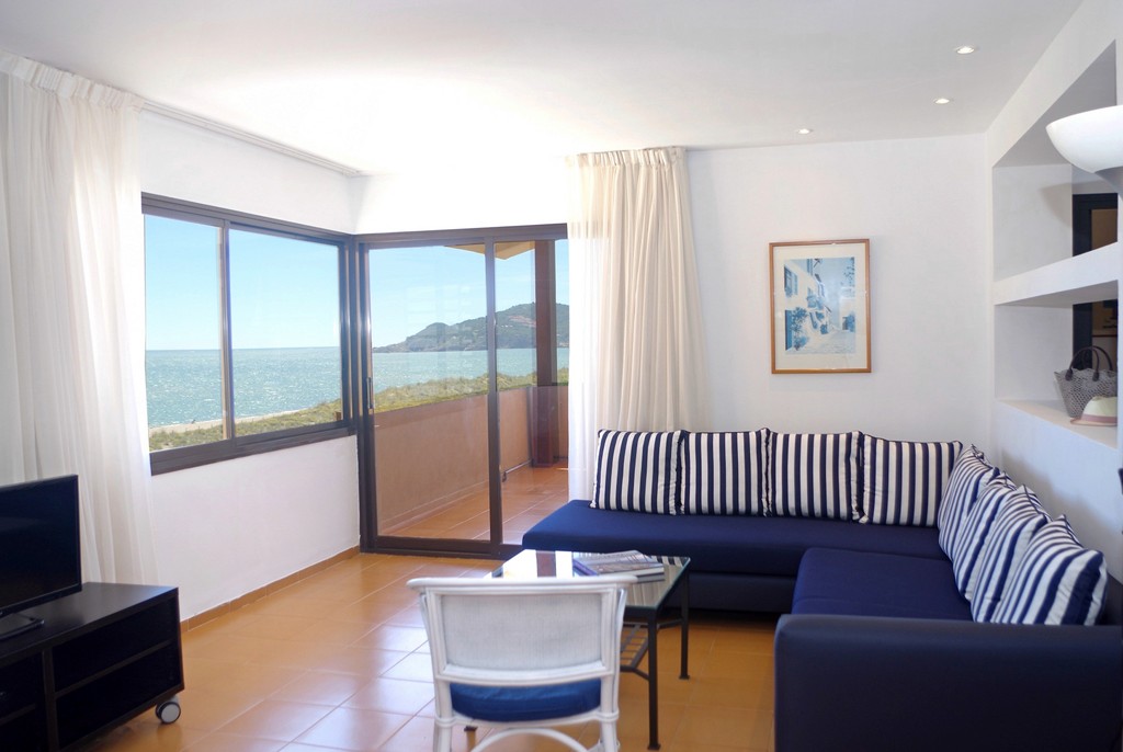 2 BEDROOMS
